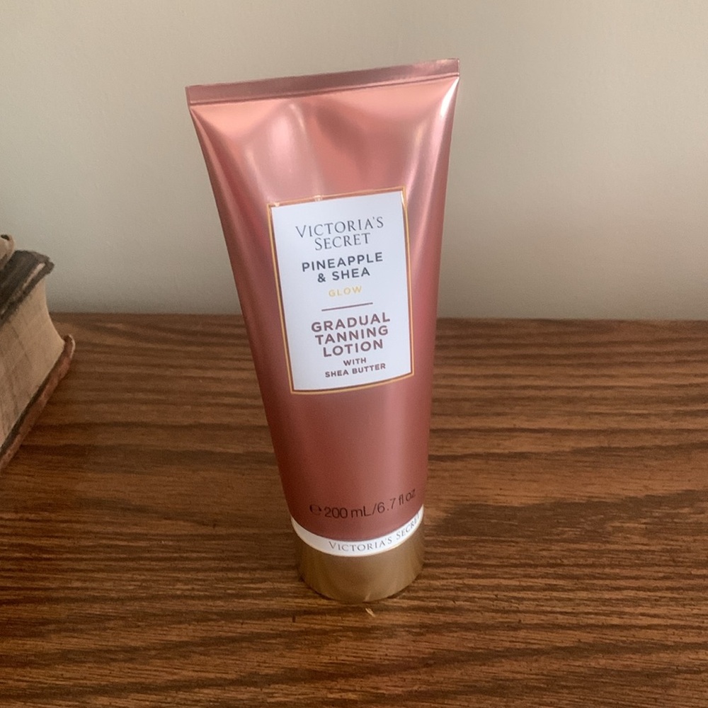Victoria's Secret Pink Gradual Tanning Lotion - Picture 2 of 4